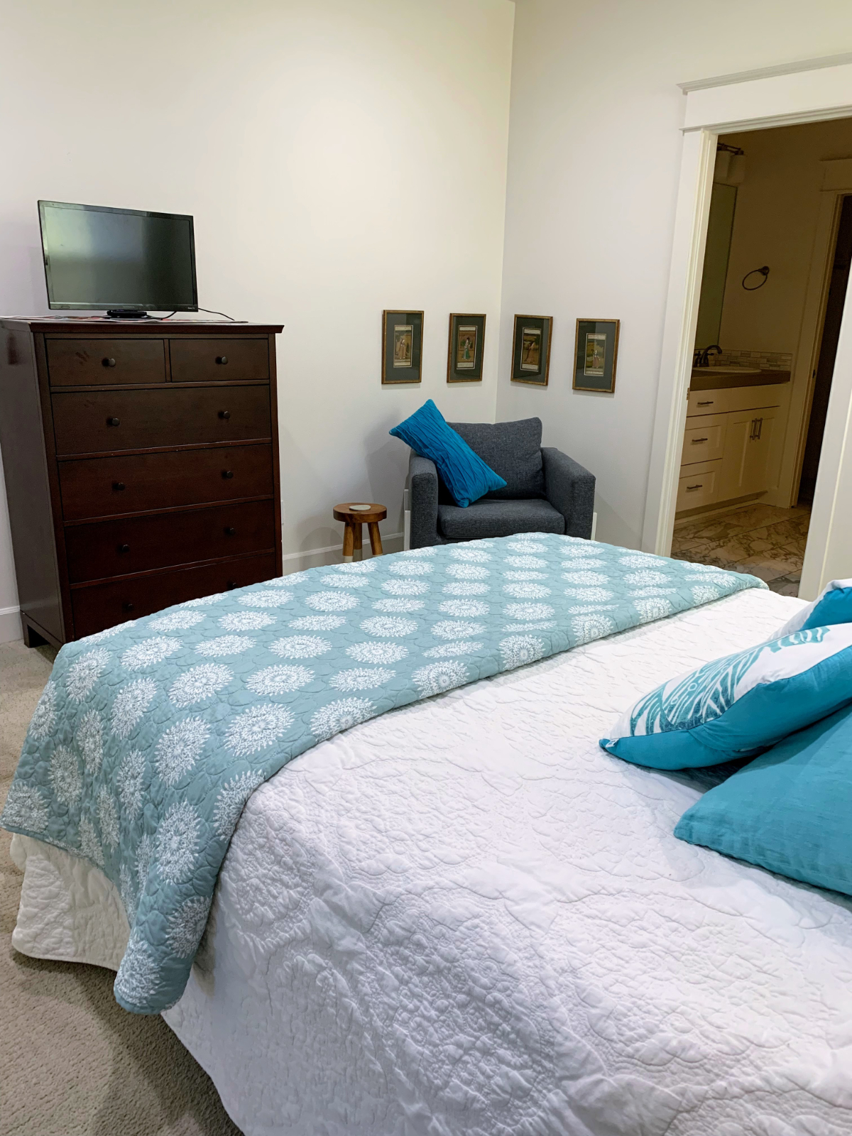 Peaceful 1st floor suite w/private bathroom/shower - Photo 1