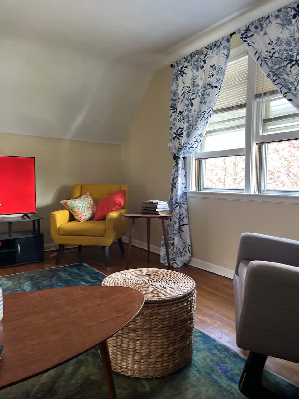 Charming 1-Bed Upstairs Unit with Queen Bed,... - Photo 2