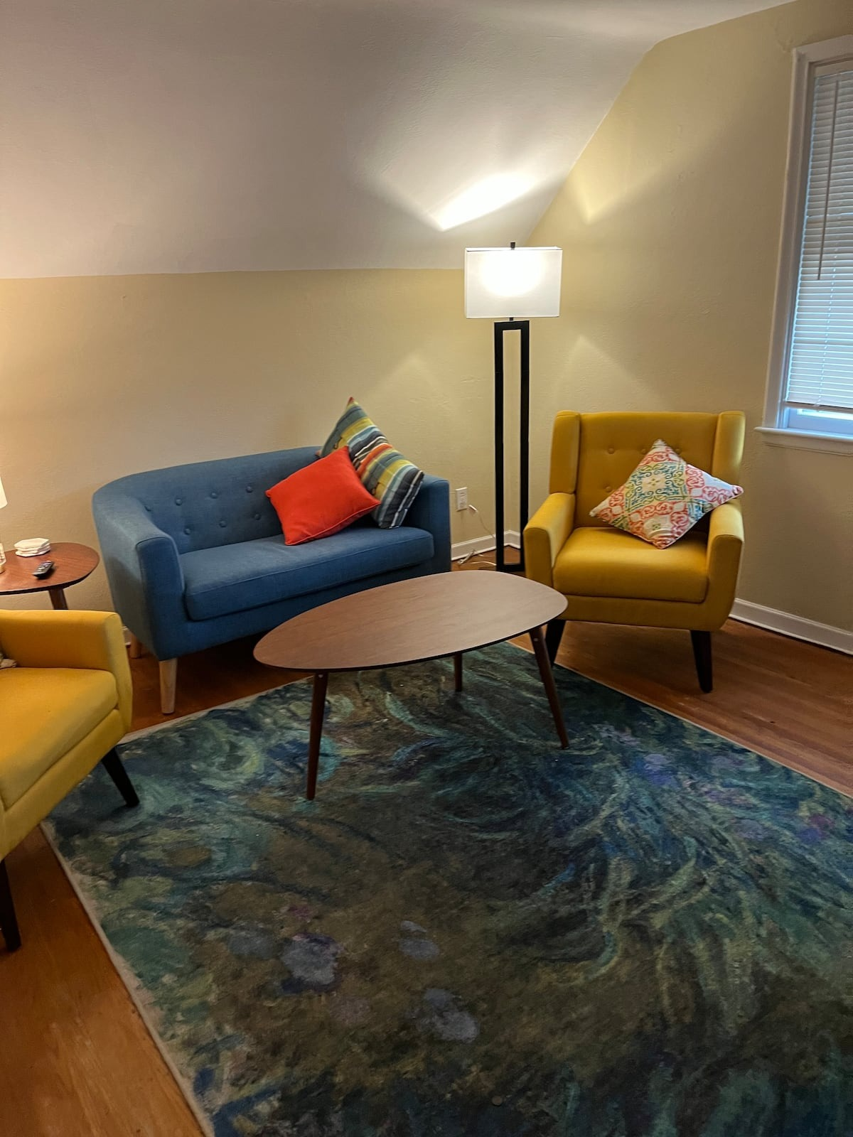 Charming 1-Bed Upstairs Unit with Queen Bed,... - Photo 3