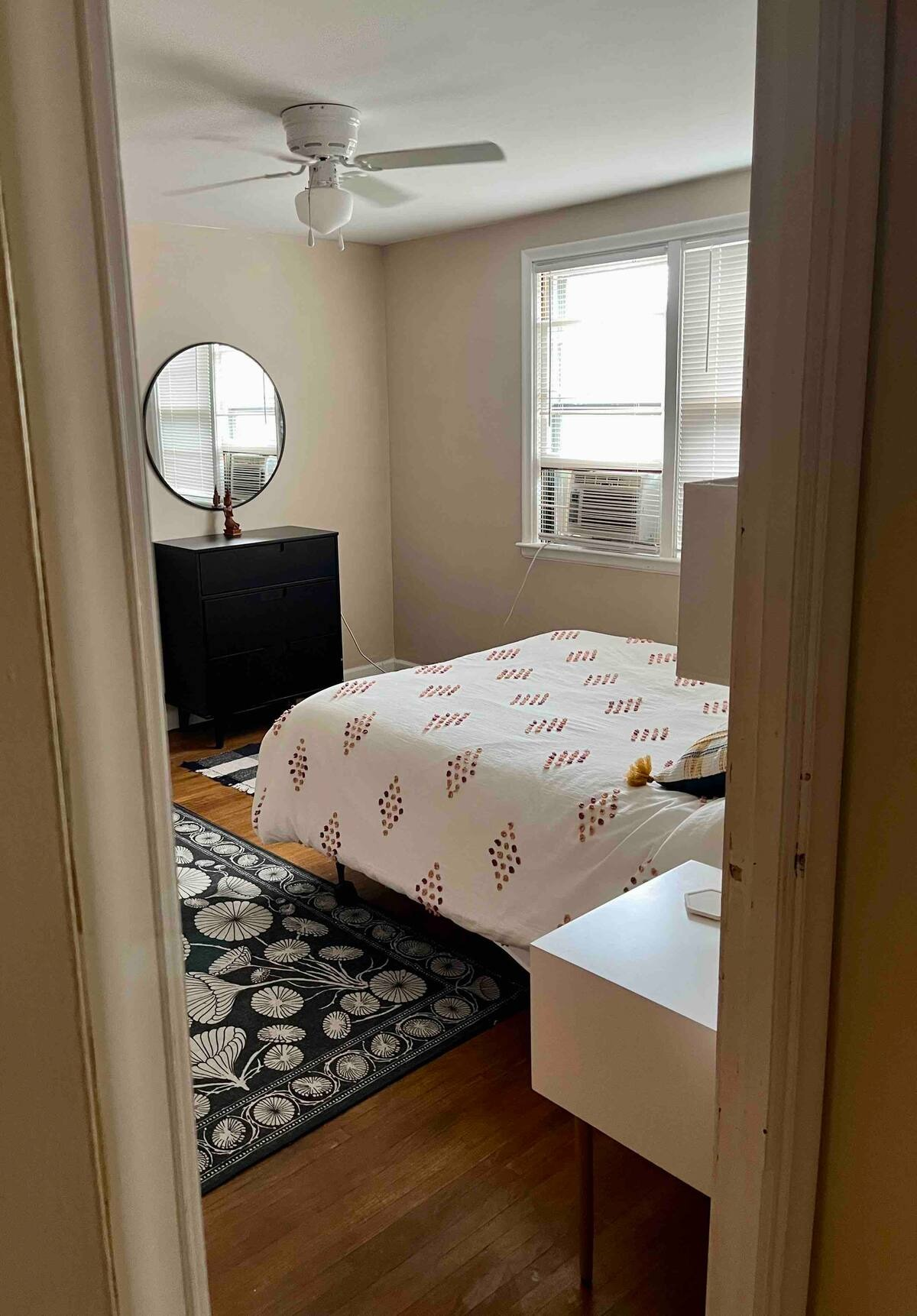 Charming 1-Bed Upstairs Unit with Queen Bed,... - Photo 11