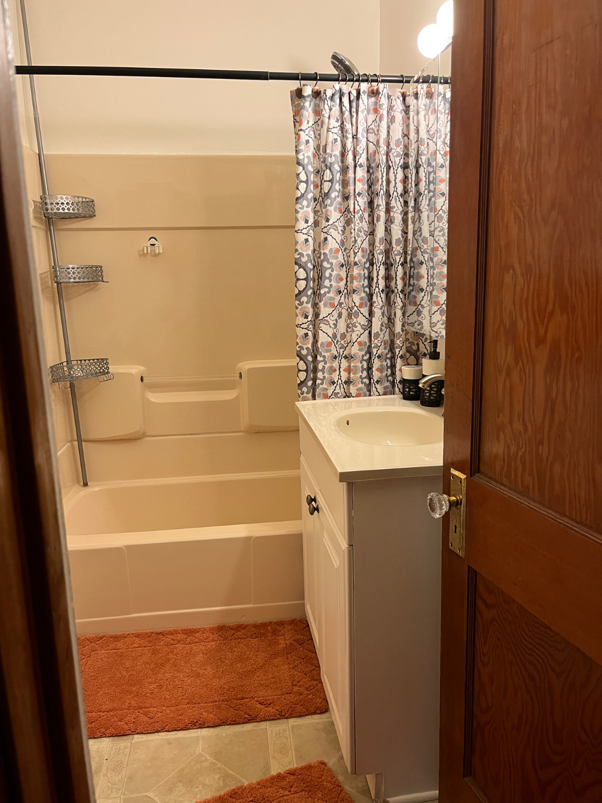 Charming 3-Bedroom 1-Bath Home in a Prime Location Just Minutes From Hospitals - Photo 9