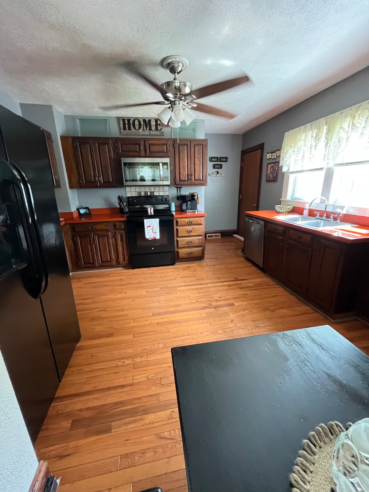 Charming 3-Bedroom 1-Bath Home in a Prime Location Just Minutes From Hospitals - Photo 4