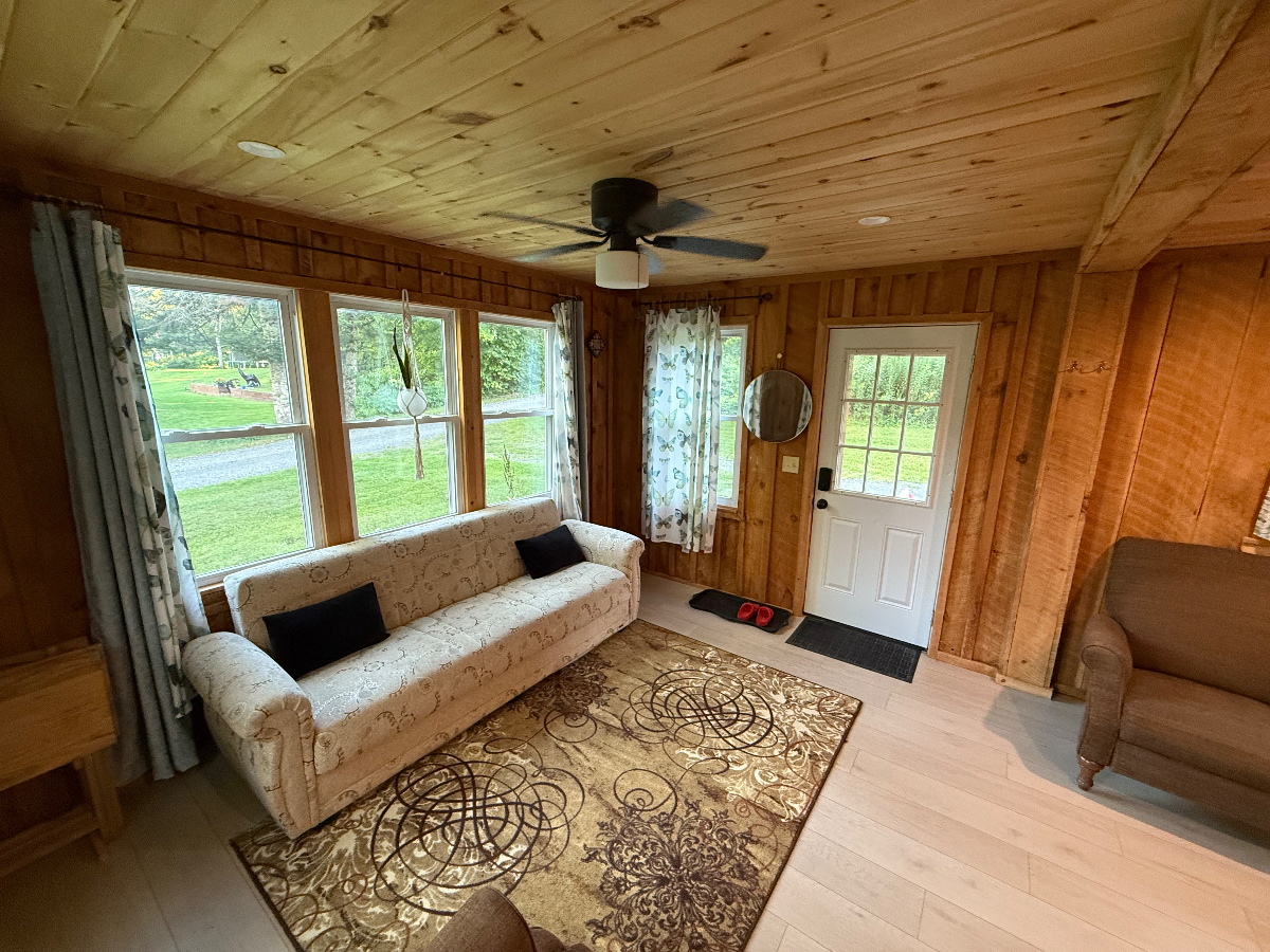 Serene 1 bedroom private home in a country setting. - Photo 2
