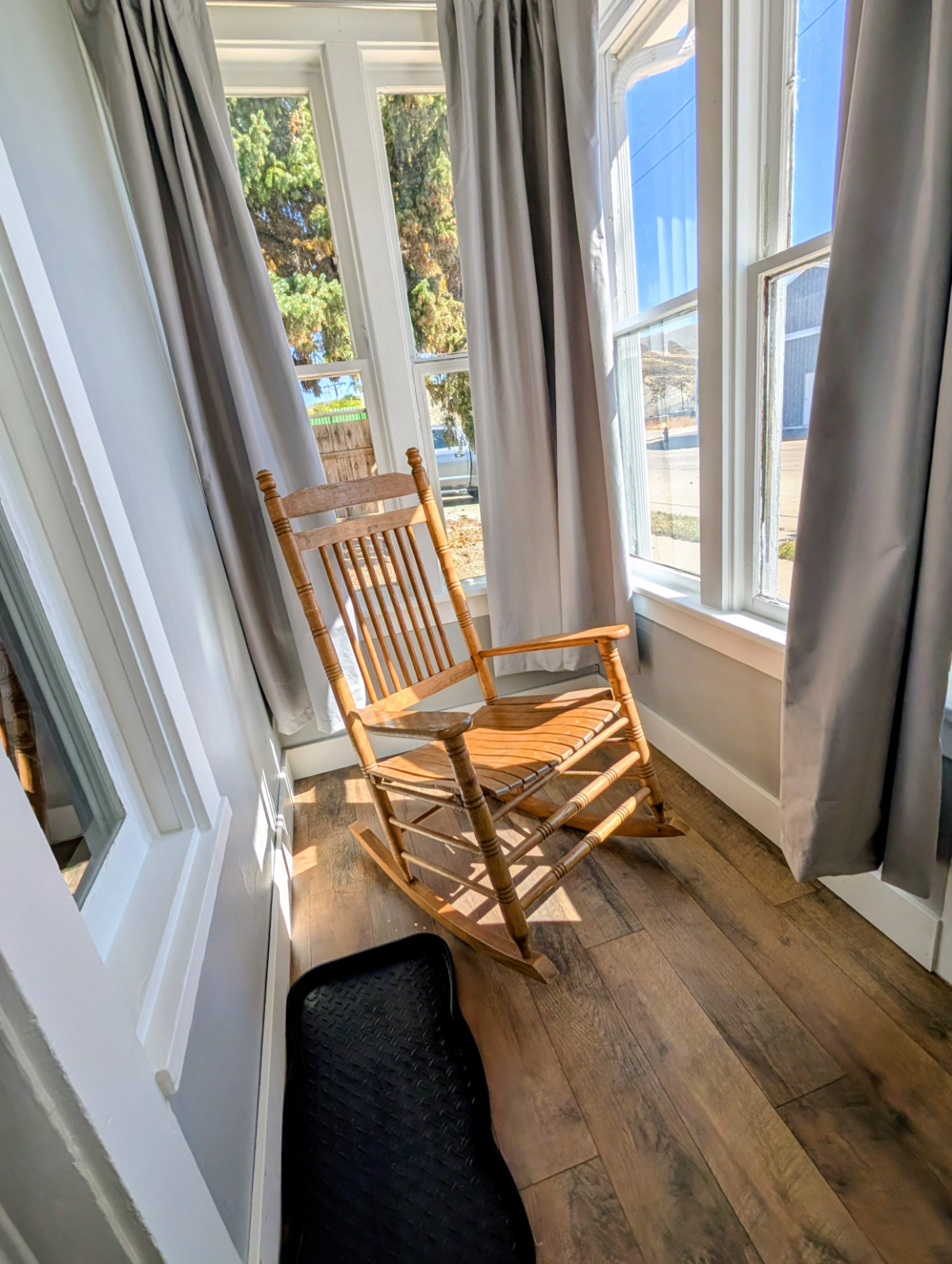 3BR Cottage Newly Remodeled - Photo 3