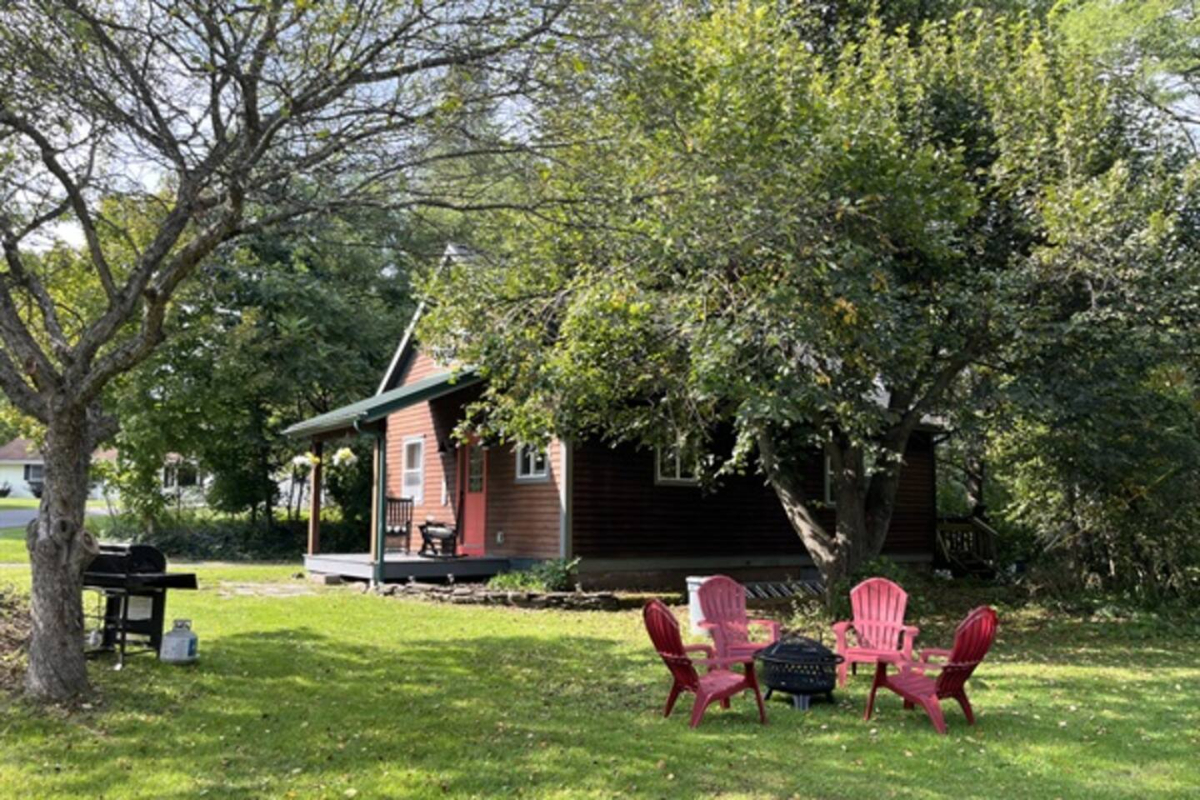 3 bed 2 1/2 bath Cooperstown Chalet with sleeper sofa - Photo 2