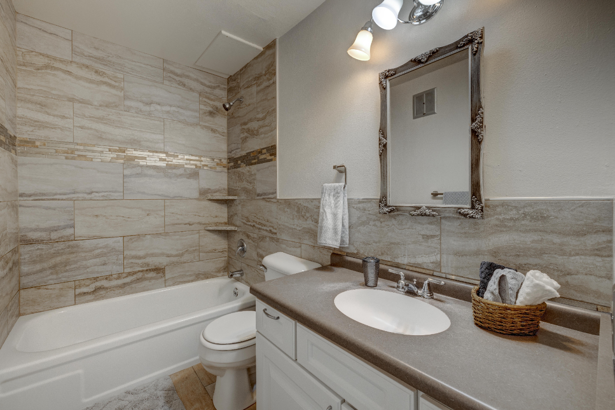 Cozy 2 Bedroom Condo - Photo 12
