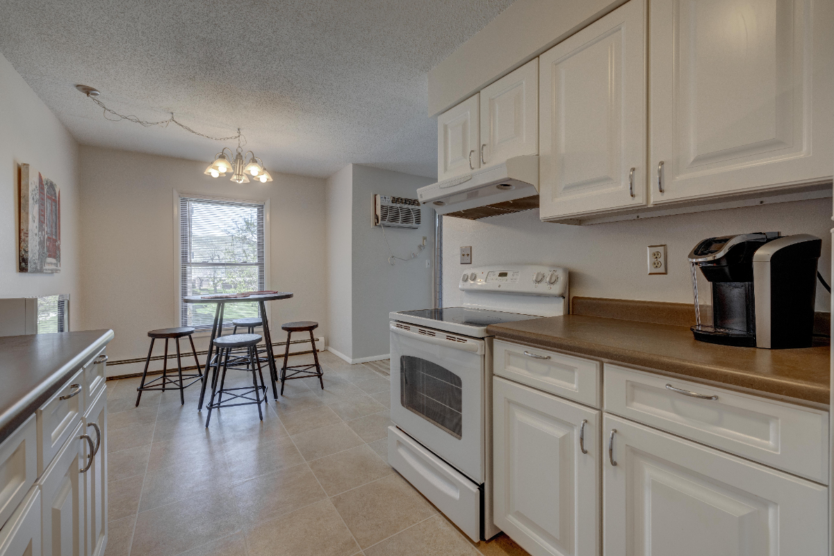 Cozy 2 Bedroom Condo - Photo 6