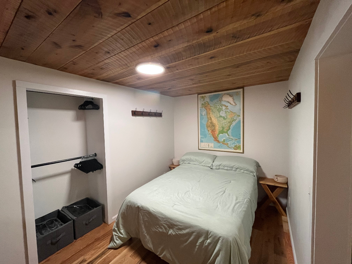 Cozy 3 BR- Walk to Work, Dine & Unwind - Photo 7