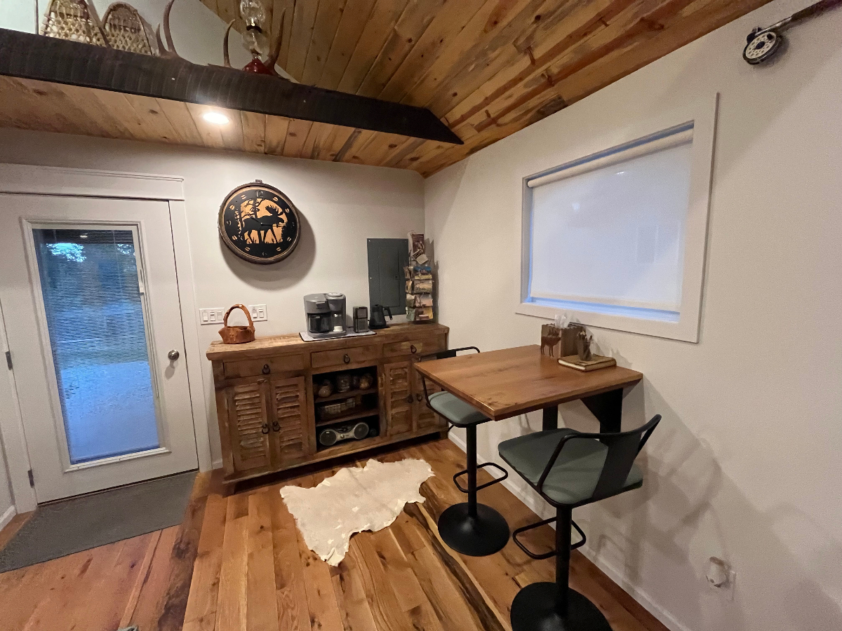 Cozy 3 BR- Walk to Work, Dine & Unwind - Photo 4