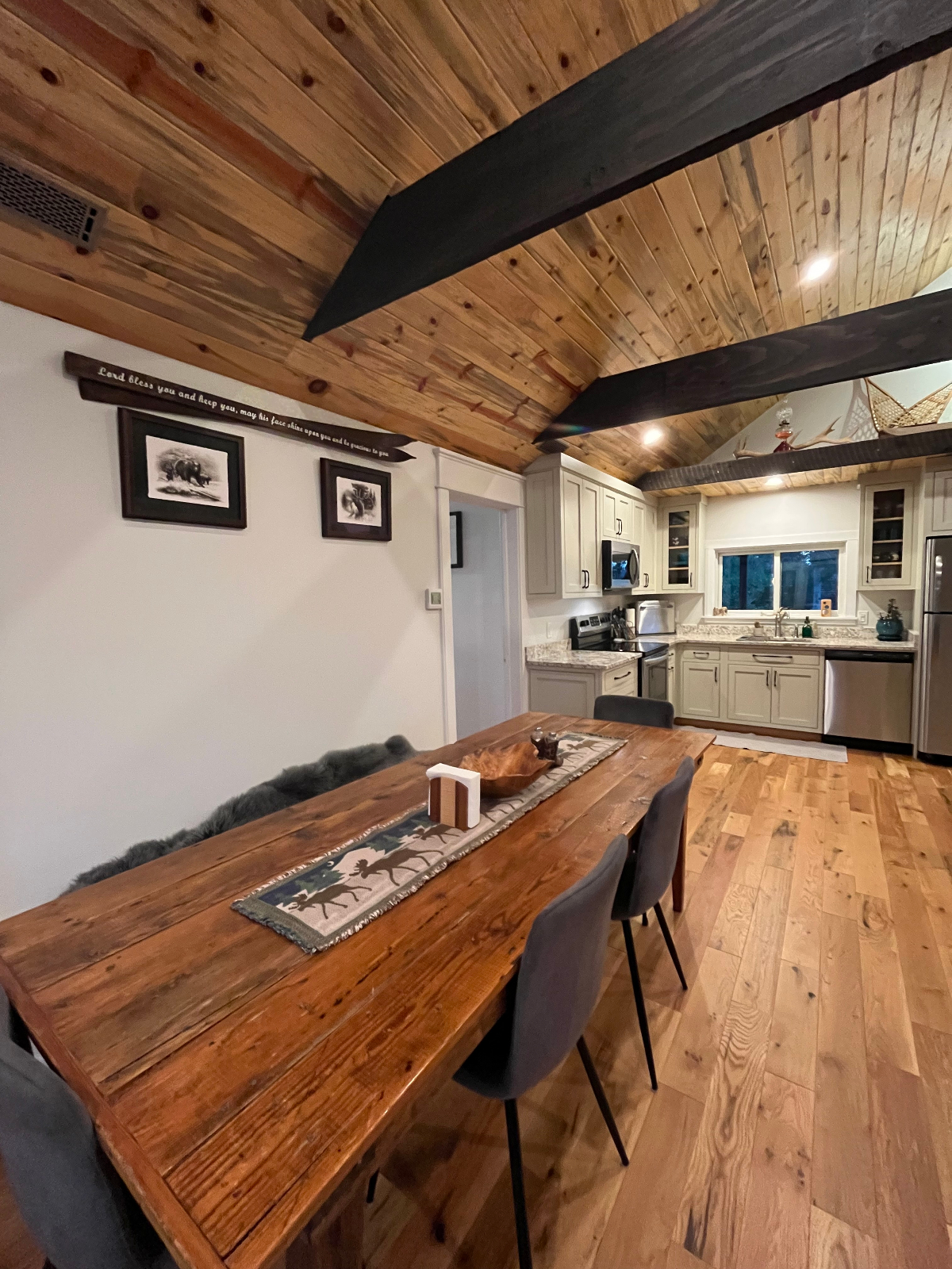 Cozy 3 BR- Walk to Work, Dine & Unwind - Photo 5