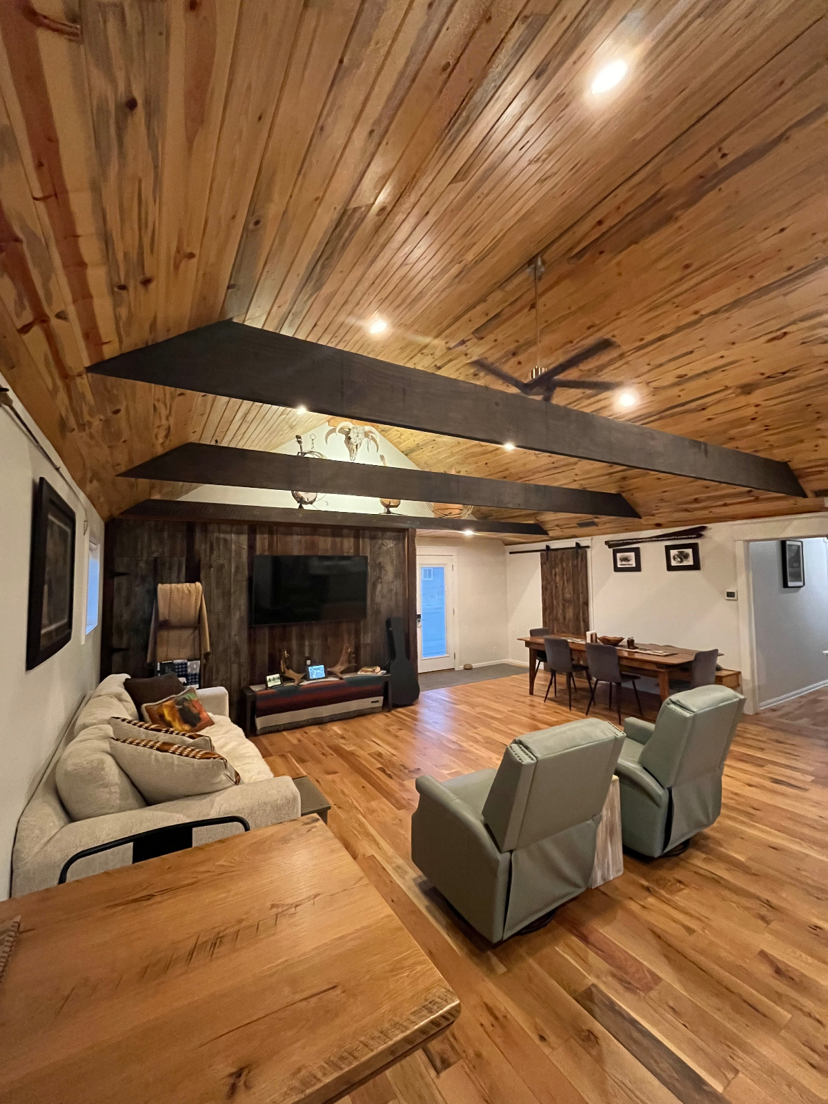 Cozy 3 BR- Walk to Work, Dine & Unwind - Photo 3