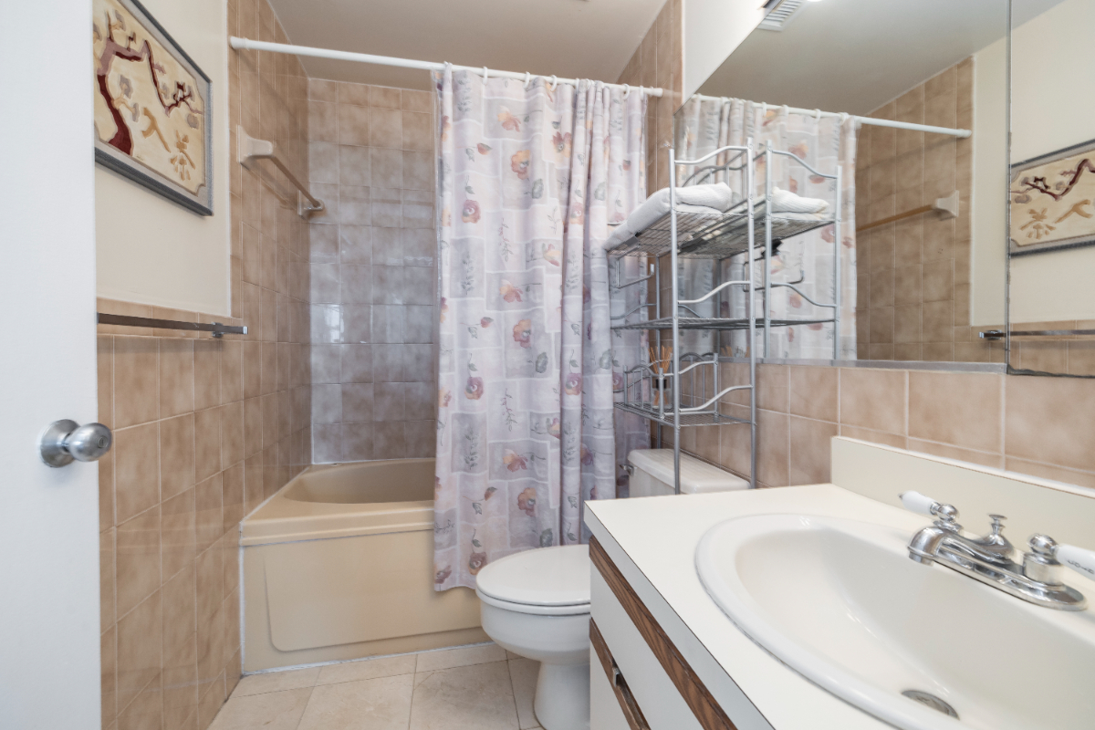 Oceanfront 2 Bedroom with Parking, terrace, and Amenities on the Ocean - Photo 9