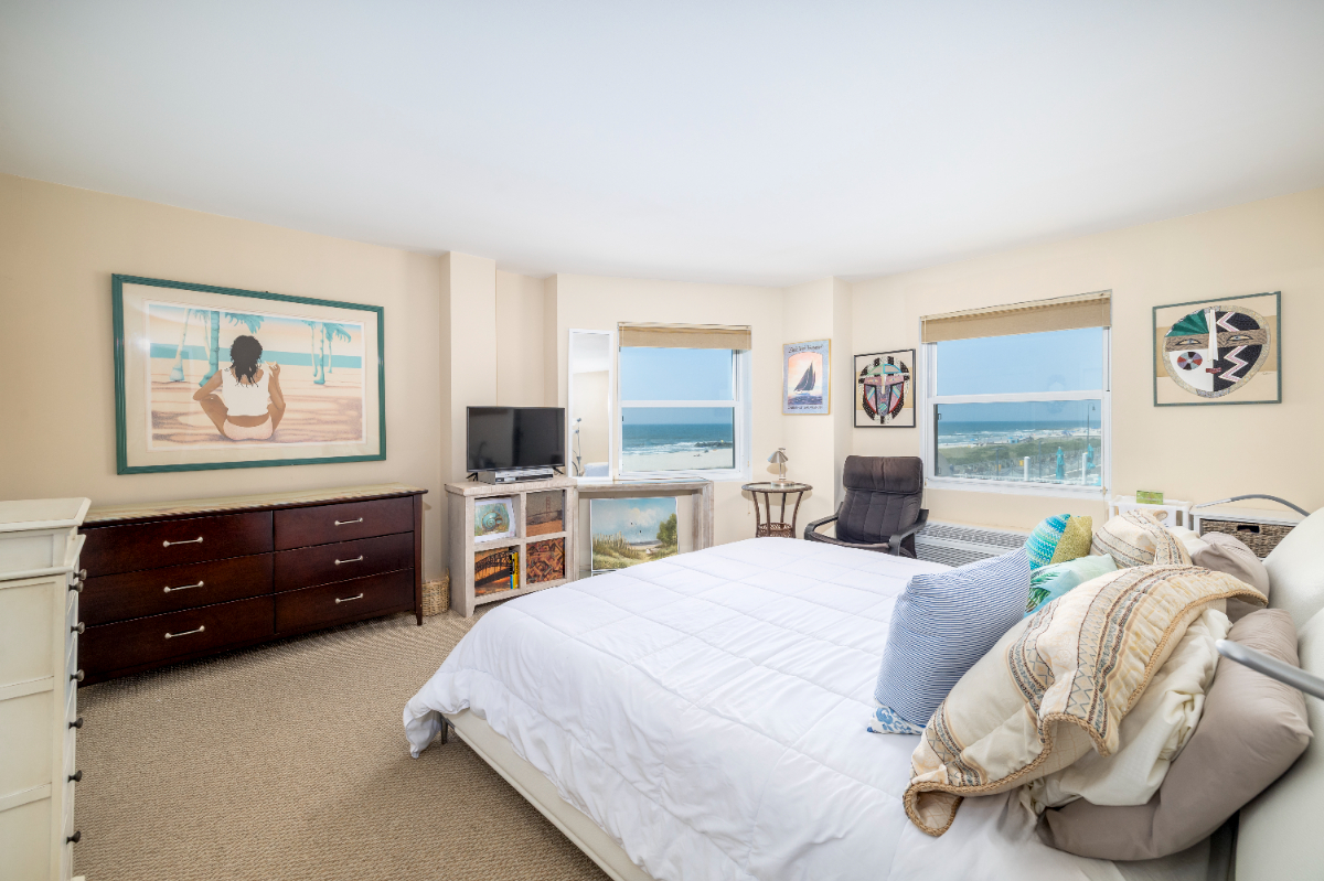 Oceanfront 2 Bedroom with Parking, terrace, and Amenities on the Ocean - Photo 7