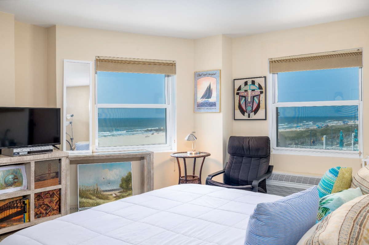 Oceanfront 2 Bedroom with Parking, terrace, and Amenities on the Ocean - Photo 8