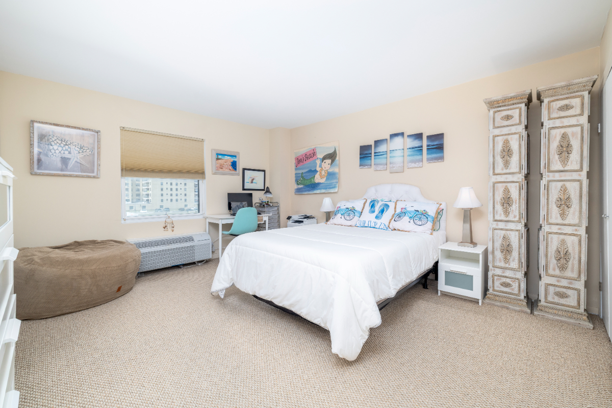 Oceanfront 2 Bedroom with Parking, terrace, and Amenities on the Ocean - Photo 11