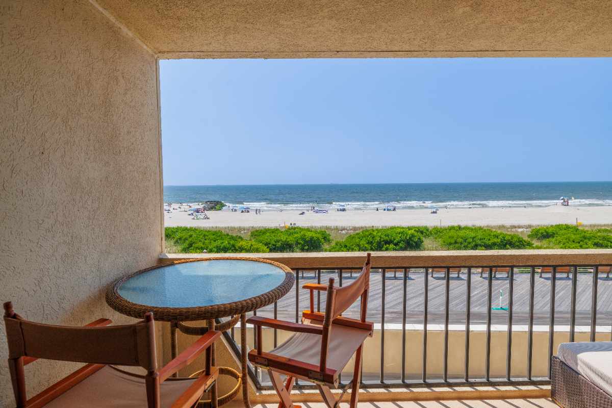 Oceanfront 2 Bedroom with Parking, terrace, and Amenities on the Ocean - Photo 3
