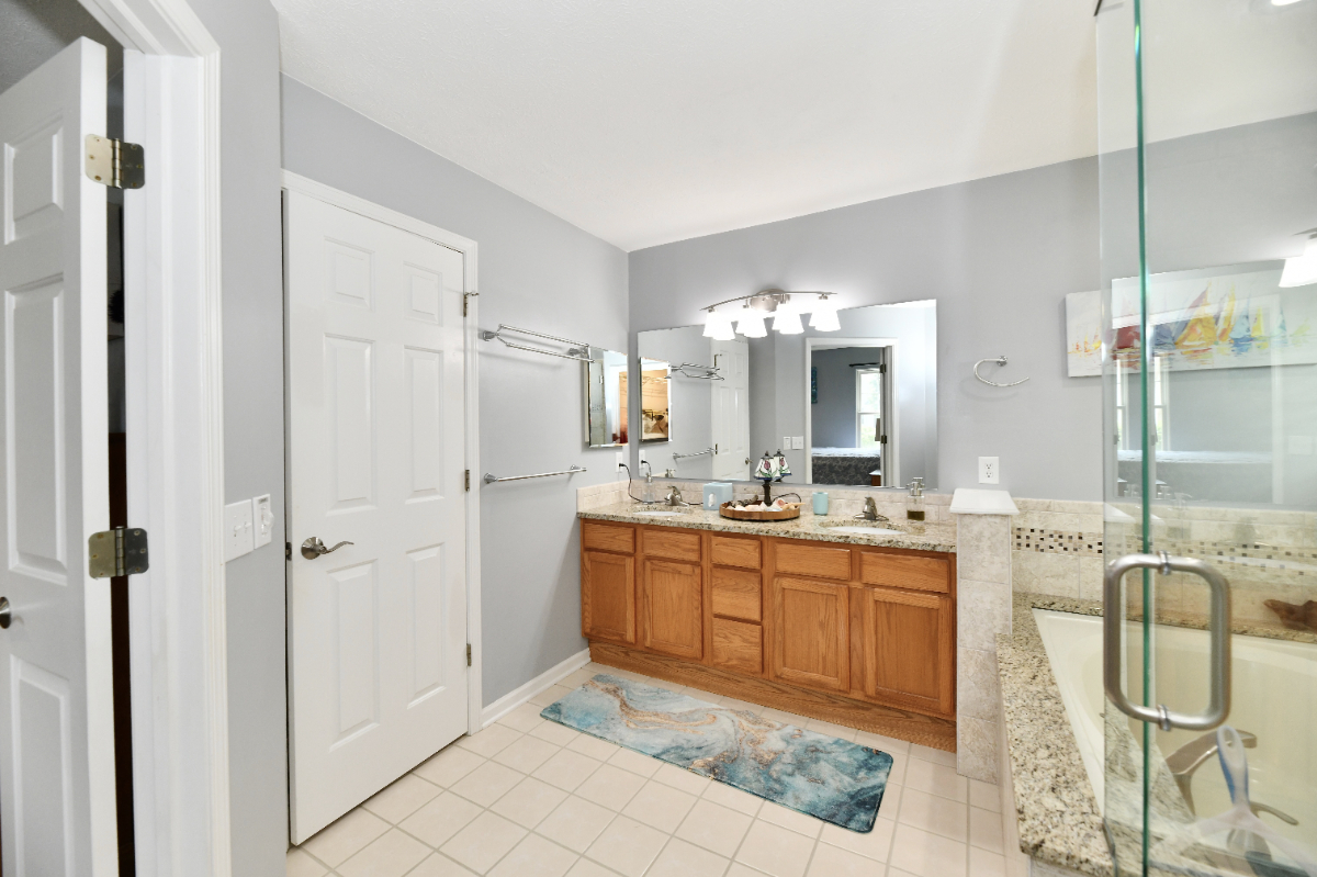 Spacious Furnished Master Suite in Peaceful Carmel Home - Photo 5