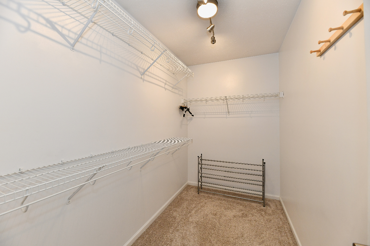 Spacious Furnished Master Suite in Peaceful Carmel Home - Photo 7