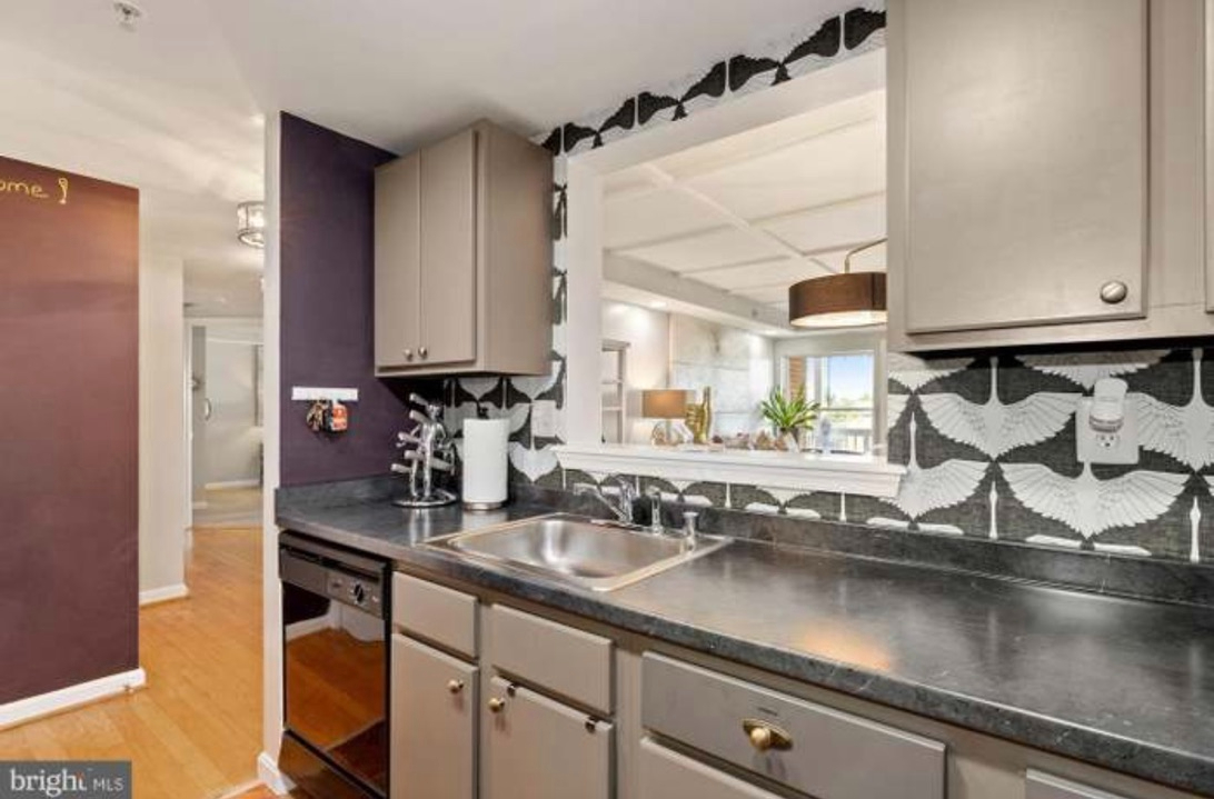 Bright Two Bedroom Condo with Two Balconies, Home Offices, and All Utilities Included - Photo 8