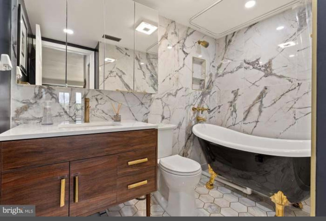 Bright Two Bedroom Condo with Two Balconies, Home Offices, and All Utilities Included - Photo 7