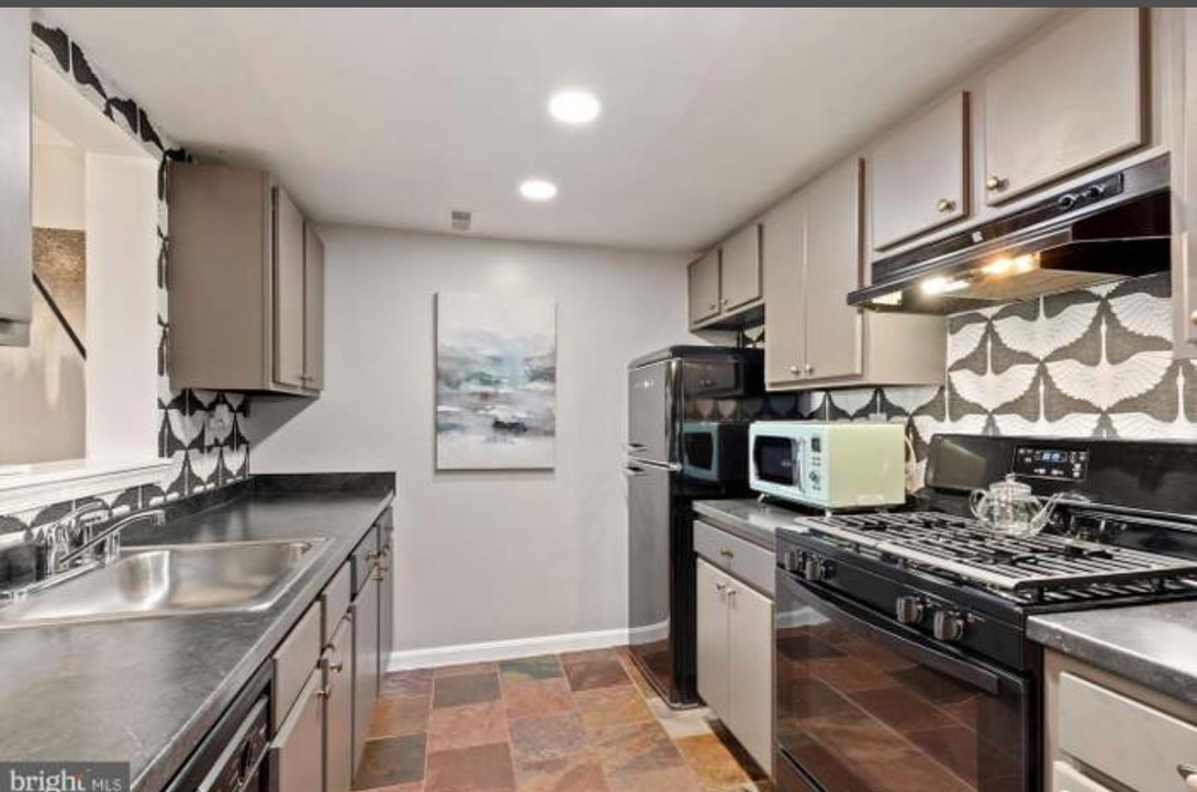 Bright Two Bedroom Condo with Two Balconies, Home Offices, and All Utilities Included - Photo 3
