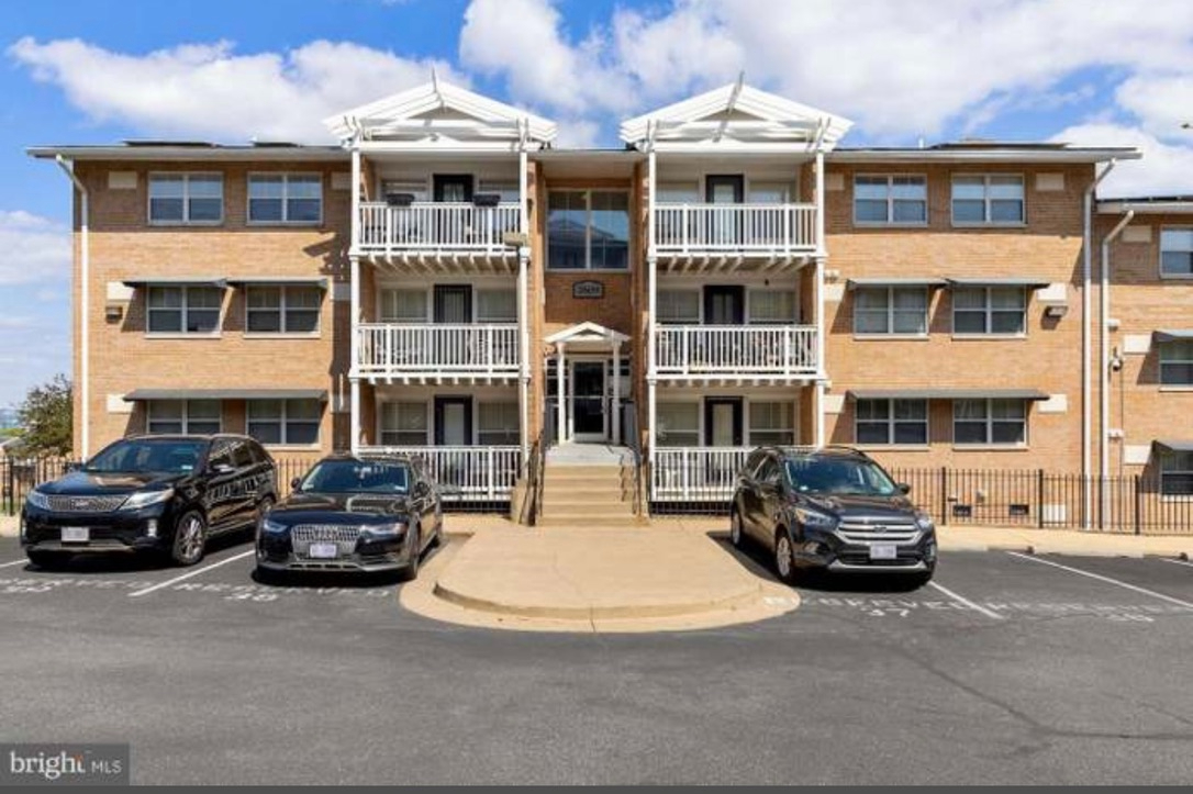 Bright Two Bedroom Condo with Two Balconies, Home Offices, and All Utilities Included - Photo 1