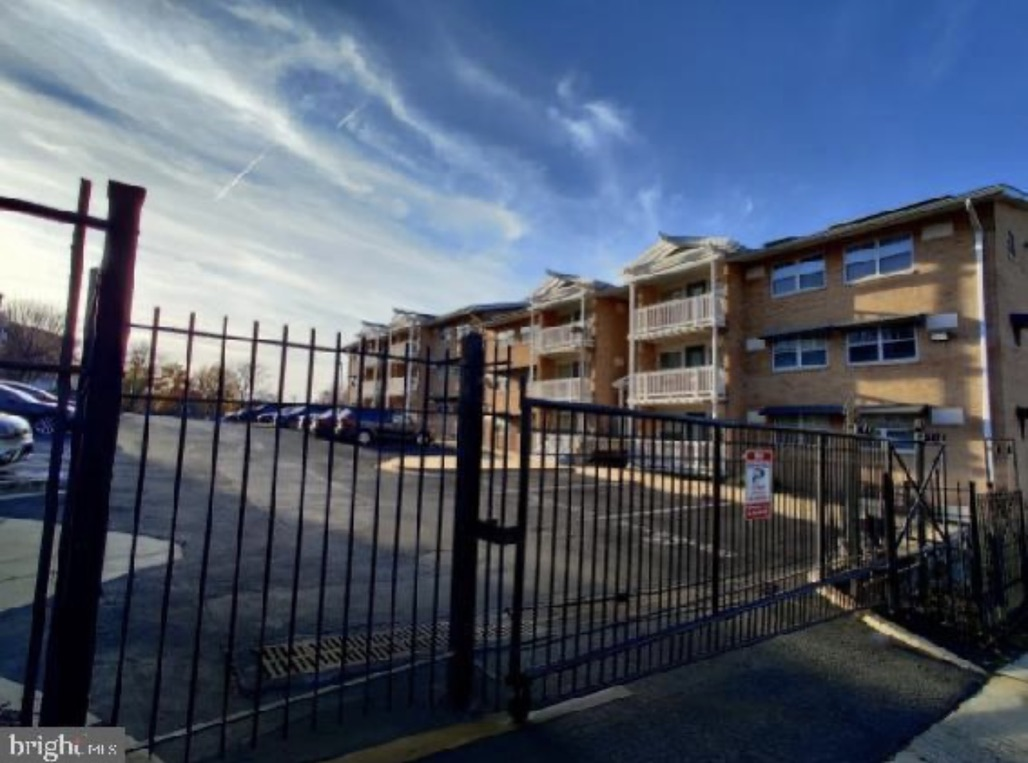 Bright Two Bedroom Condo with Two Balconies, Home Offices, and All Utilities Included - Photo 9