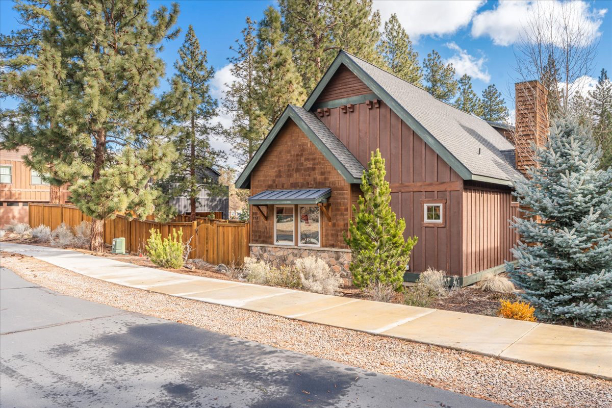 Pet friendly, contemporary home with fenced in 2nd lot walkable to downtown Sisters - Photo 3