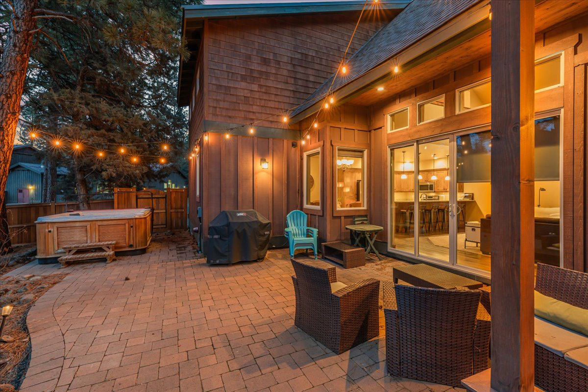 Pet friendly, contemporary home with fenced in 2nd lot walkable to downtown Sisters - Photo 6