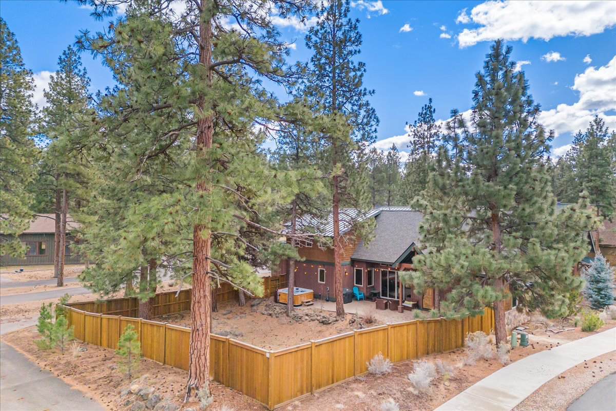 Pet friendly, contemporary home with fenced in 2nd lot walkable to downtown Sisters - Photo 1