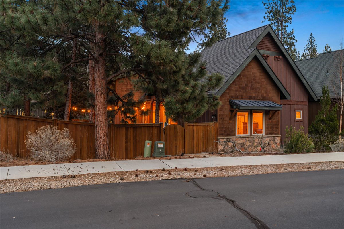 Pet friendly, contemporary home with fenced in 2nd lot walkable to downtown Sisters - Photo 5