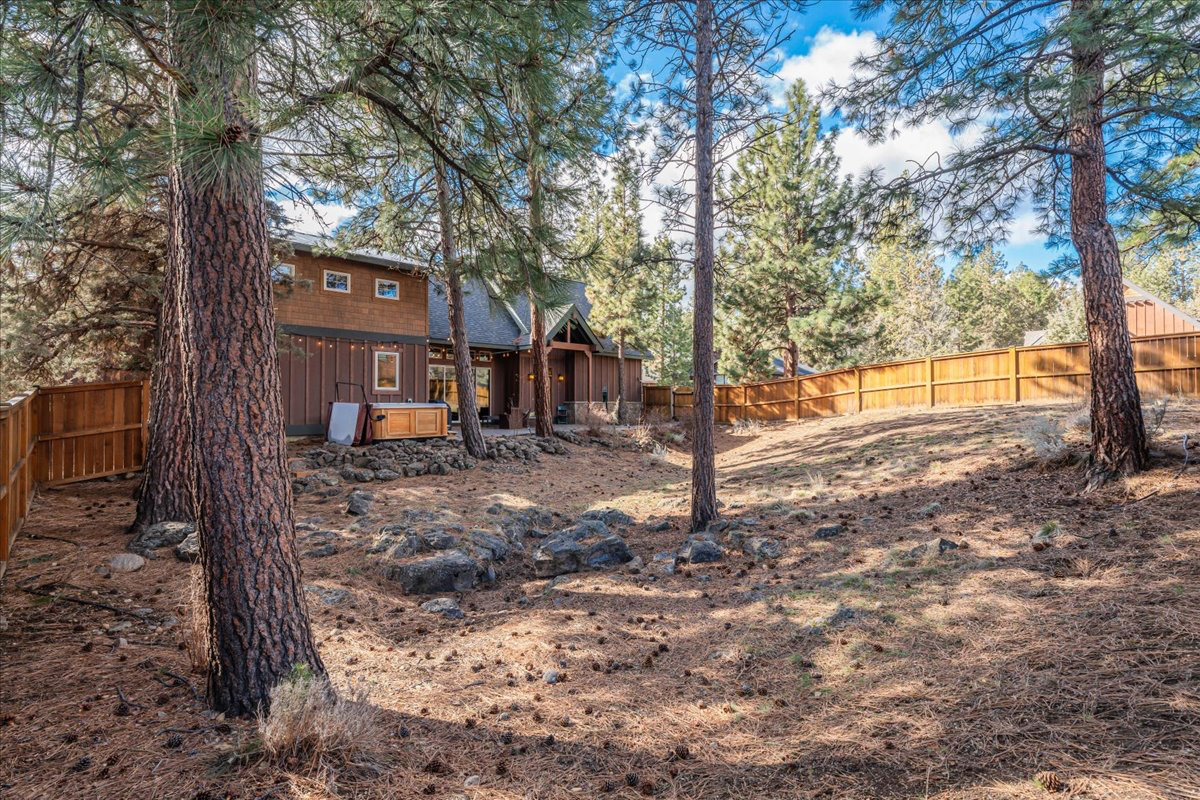 Pet friendly, contemporary home with fenced in 2nd lot walkable to downtown Sisters - Photo 4