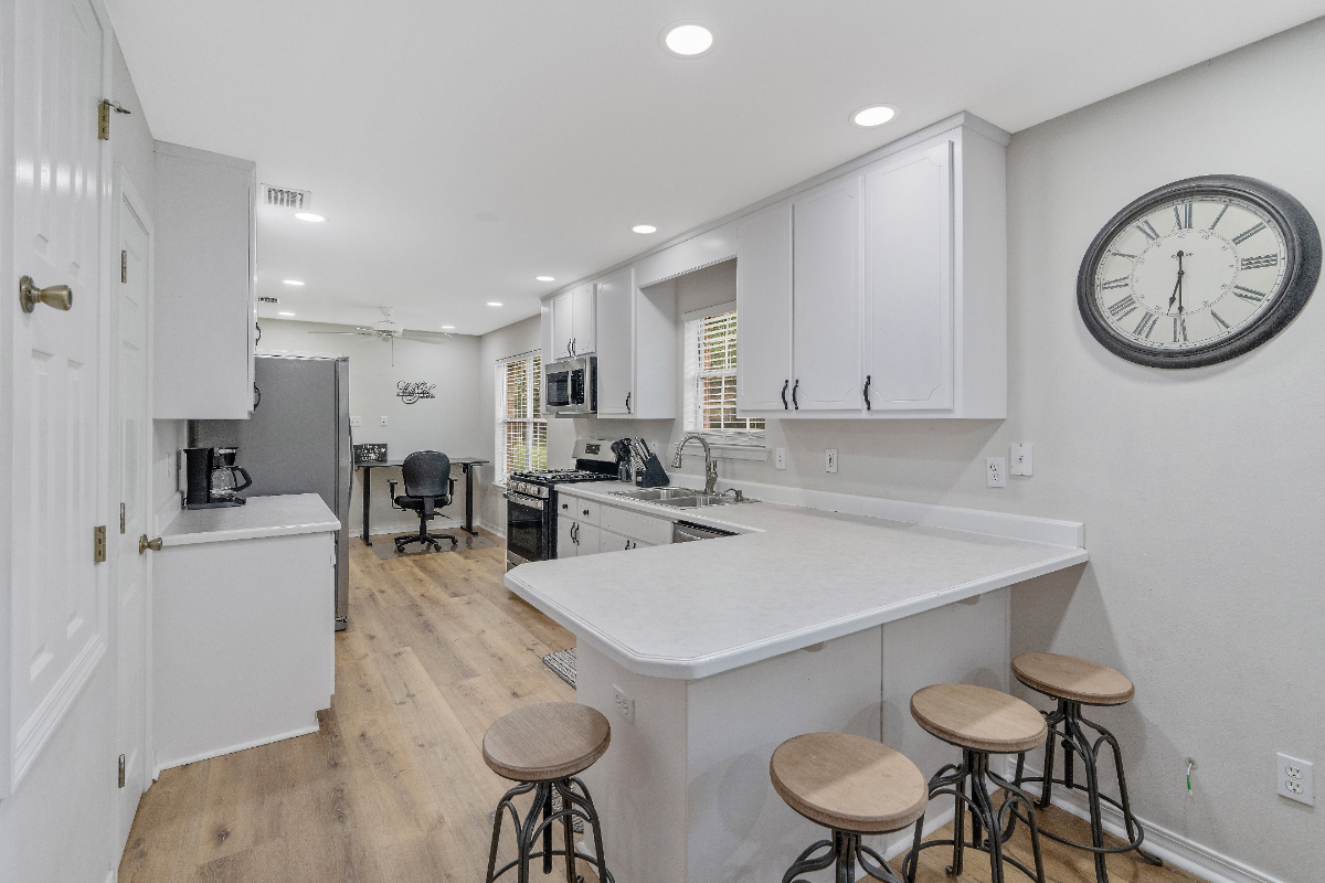 Modern 3BR Retreat - Screened Porch, Workspaces, & Prime Location - Photo 4