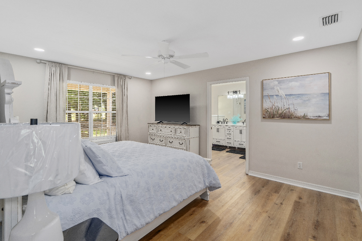 Modern 3BR Retreat - Screened Porch, Workspaces, & Prime Location - Photo 6