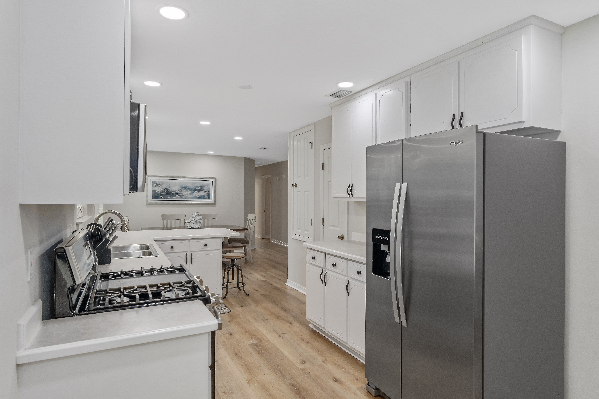 Modern 3BR Retreat - Screened Porch, Workspaces, & Prime Location - Photo 3