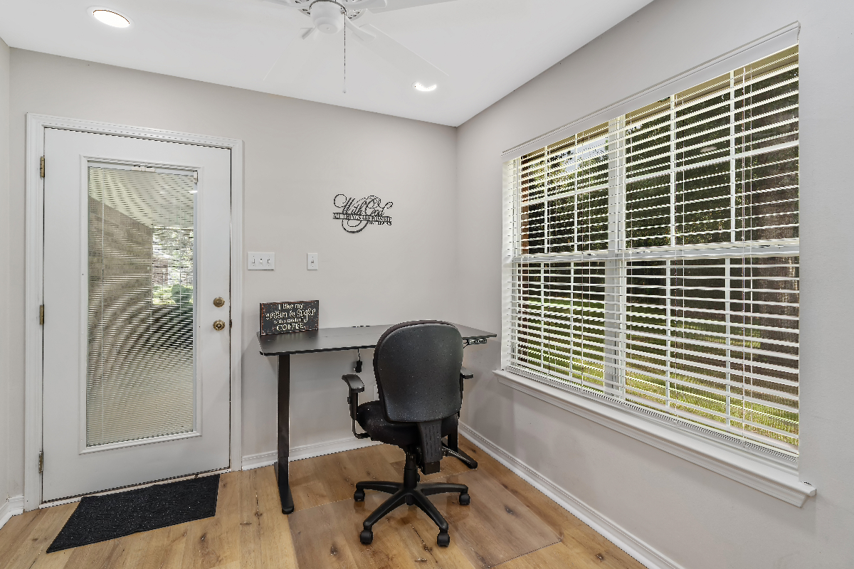 Modern 3BR Retreat - Screened Porch, Workspaces, & Prime Location - Photo 5