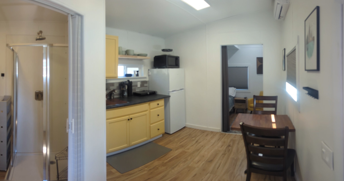 Tiny home, clean, cute, private with laundry - Photo 2