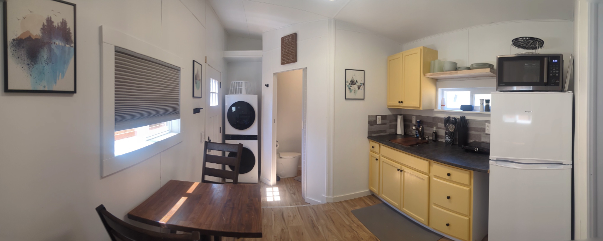 Tiny home, clean, cute, private with laundry - Photo 3
