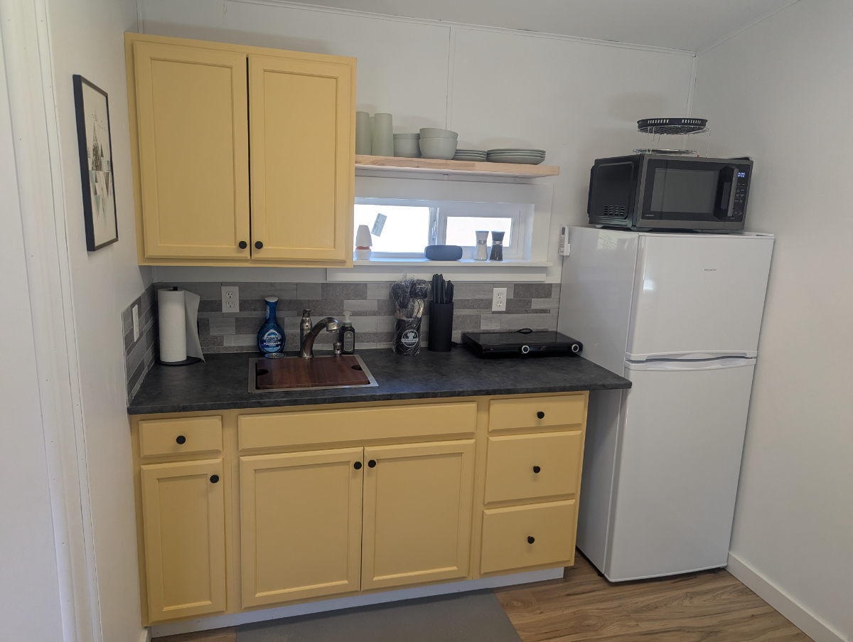 Tiny home, clean, cute, private with laundry - Photo 4