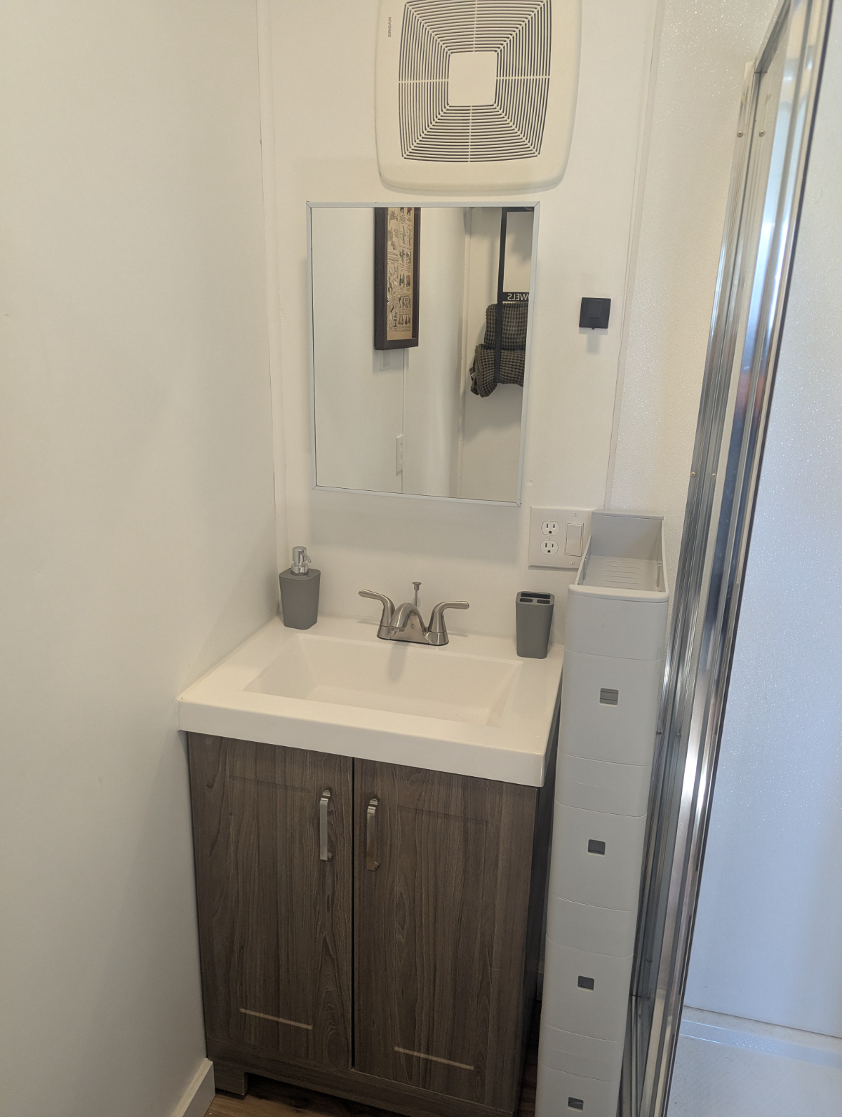 Tiny home, clean, cute, private with laundry - Photo 1