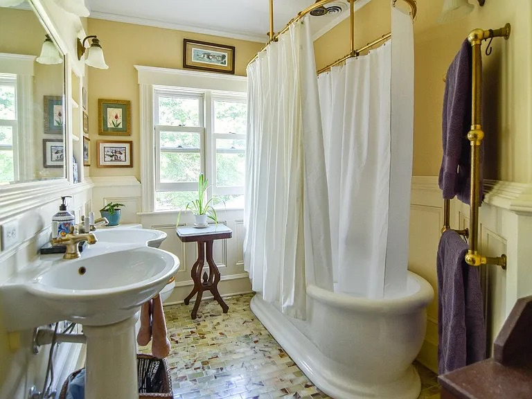 Beautiful Victorian within walking/biking distance to Hospital, Downtown and Lake - Photo 5