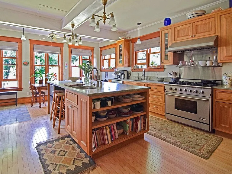 Beautiful Victorian within walking/biking distance to Hospital, Downtown and Lake - Photo 2