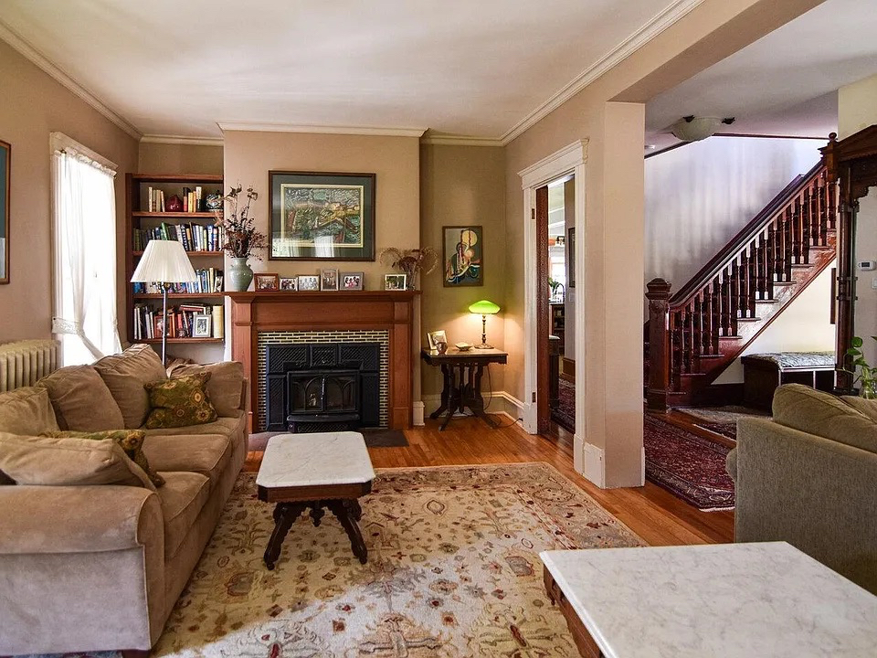 Beautiful Victorian within walking/biking distance to Hospital, Downtown and Lake - Photo 3