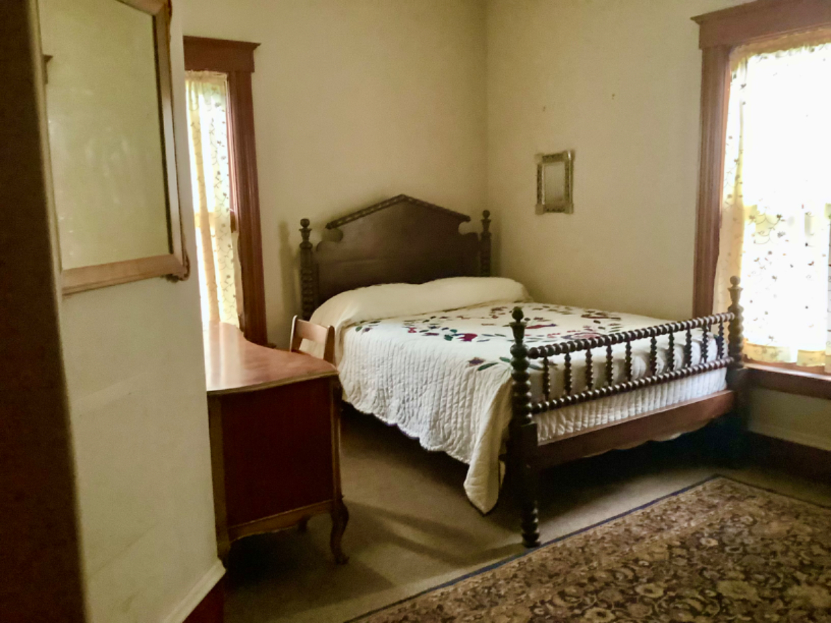 Beautiful Victorian within walking/biking distance to Hospital, Downtown and Lake - Photo 4
