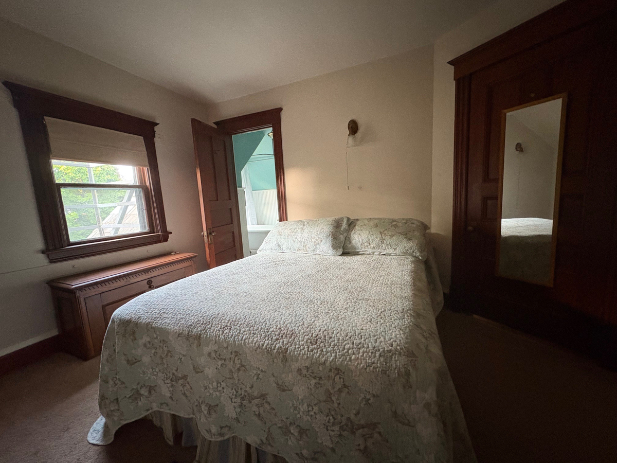 Beautiful Victorian within walking/biking distance to Hospital, Downtown and Lake - Photo 7