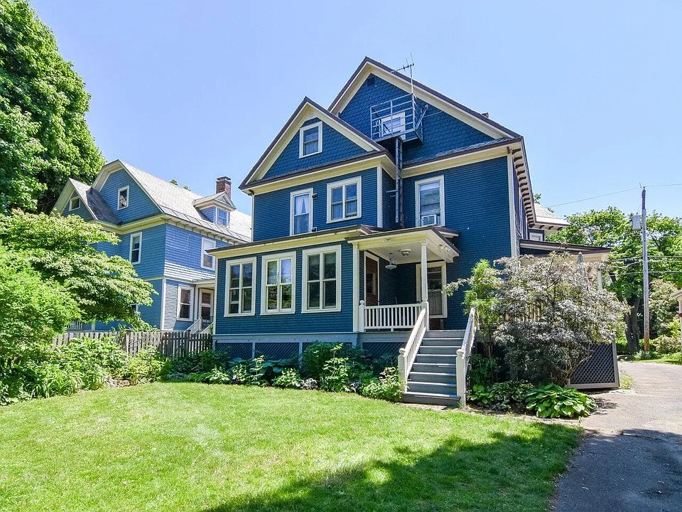 Beautiful Victorian within walking/biking distance to Hospital, Downtown and Lake - Photo 8