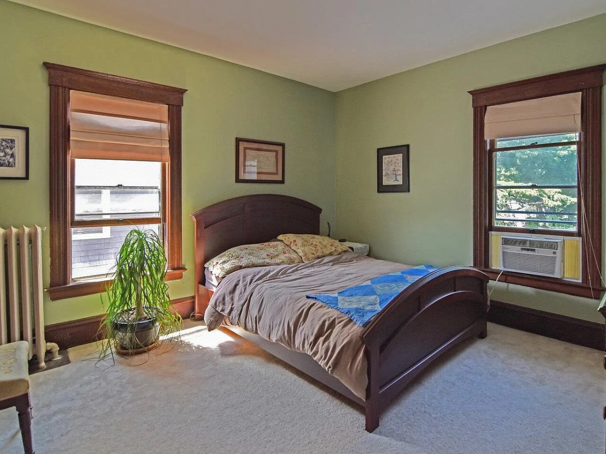 Beautiful Victorian within walking/biking distance to Hospital, Downtown and Lake - Photo 6