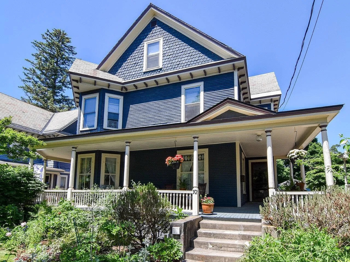 Beautiful Victorian within walking/biking distance to Hospital, Downtown and Lake - Photo 10