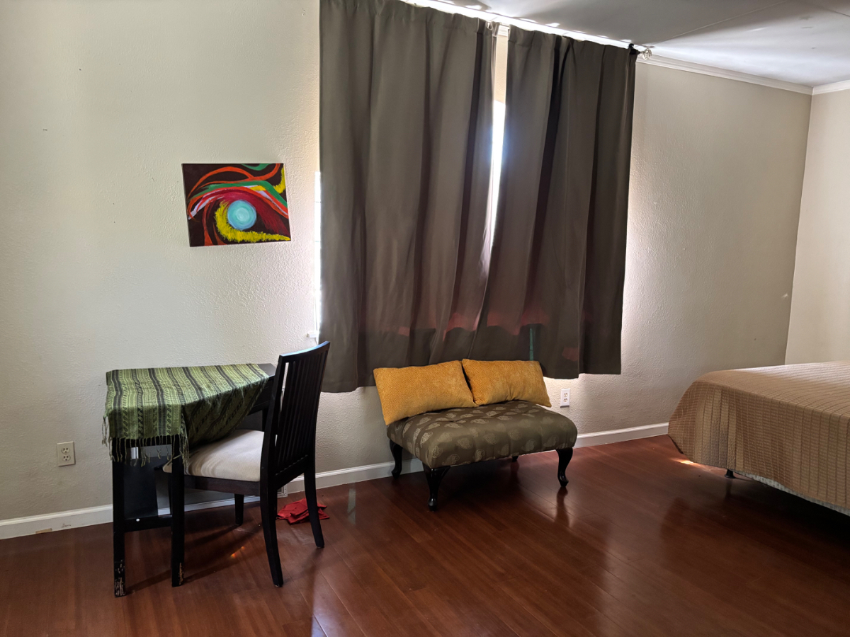 Quiet living space. UTILITIES INCLUDED currently rented until March 2026 - Photo 3