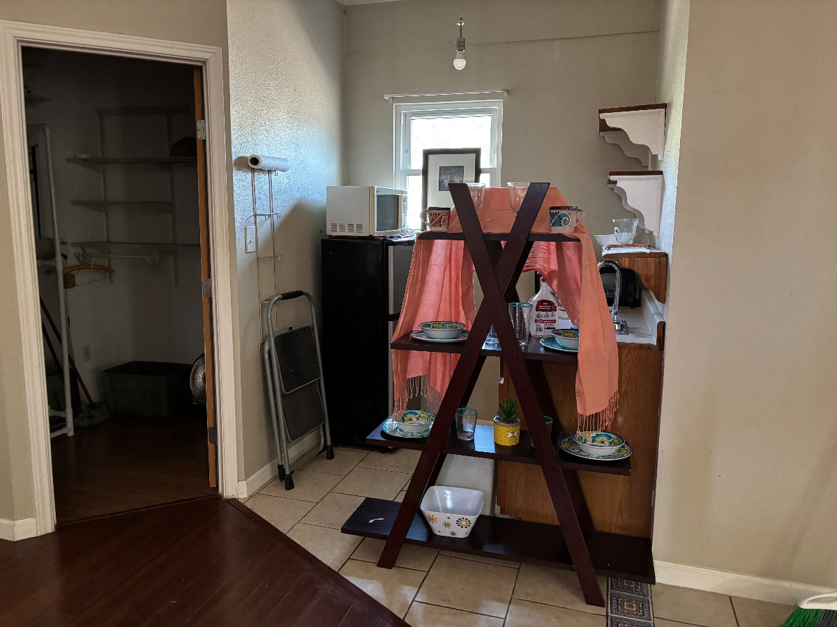 Quiet living space. UTILITIES INCLUDED currently rented until March 2026 - Photo 4